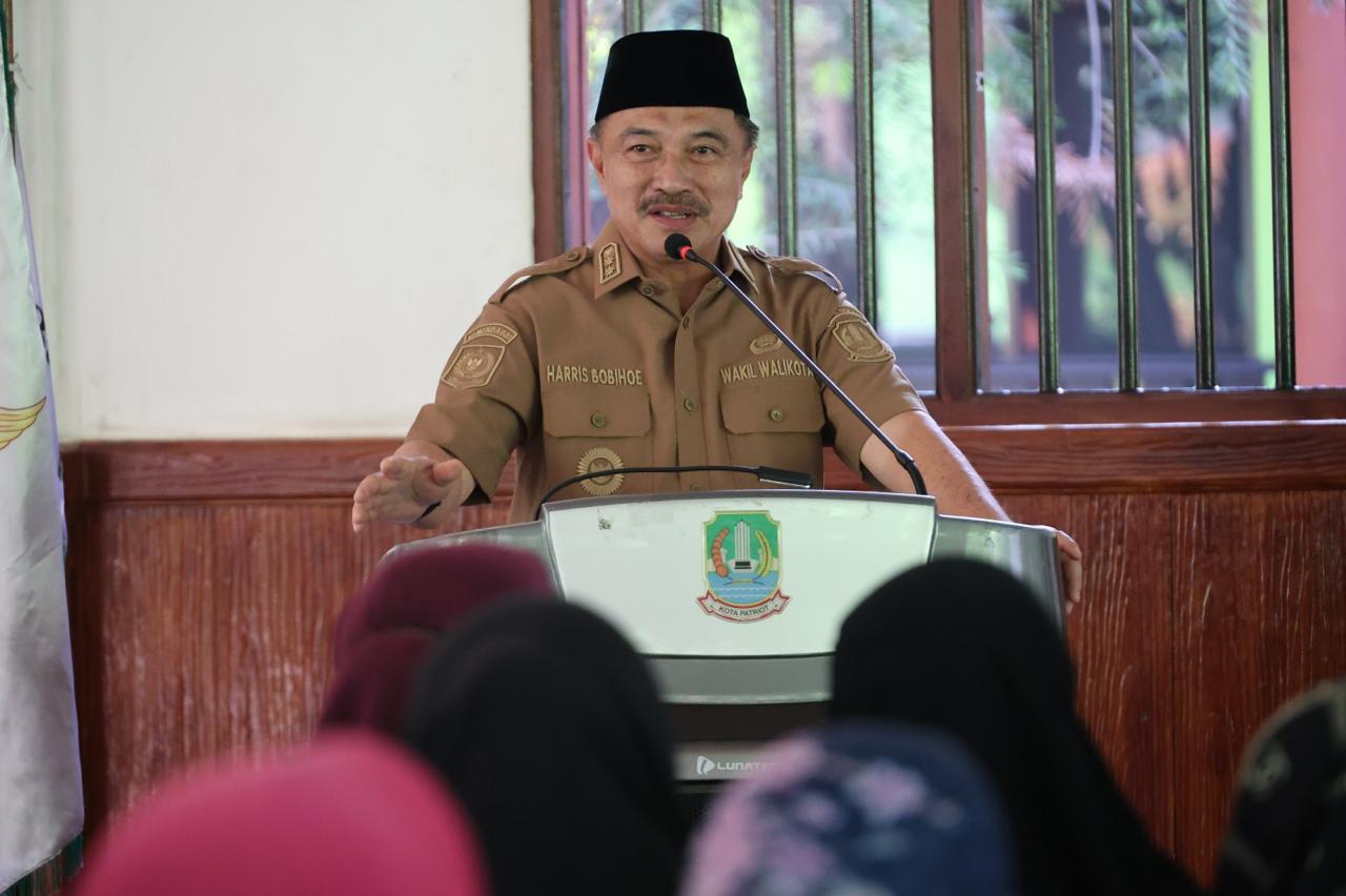 Bersama Baznas Salurkan Zakat Plh Wali Kota Bekasi : Zakat Miliki Peran Strategis Meningkatkan Kesejahteraan Masyarakat