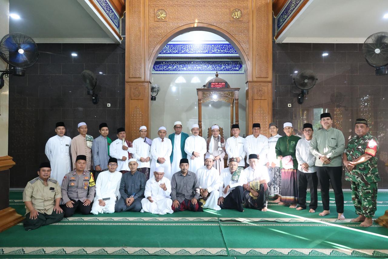 Plh. Wali Kota Bekasi Serahkan Bantuan Sapi Qurban Presiden di Masjid Al Mukhlisin Jatiasih