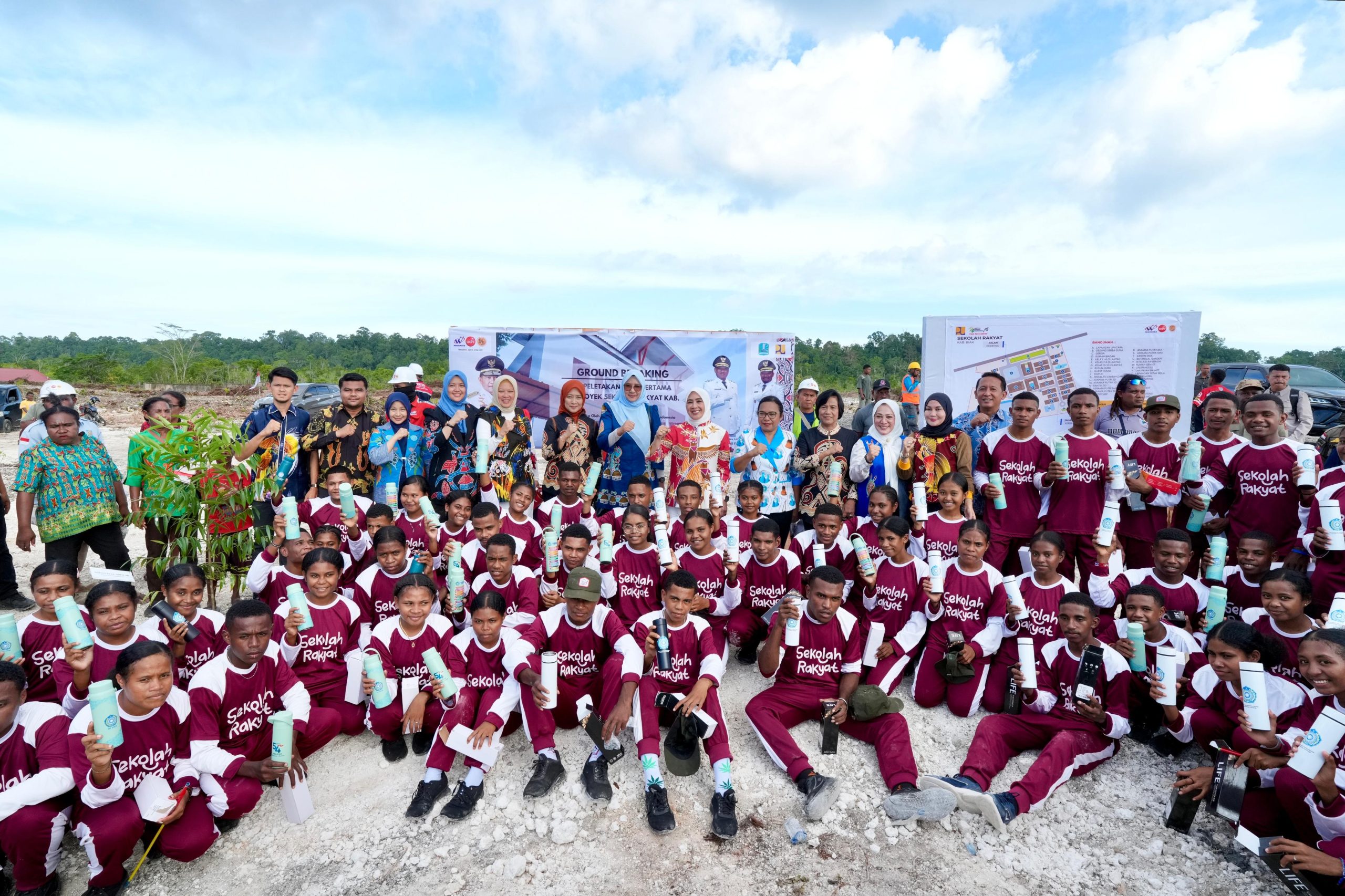 Perkuat Program Sekolah Rakyat, Ketua Umum TP PKK Salurkan Bantuan bagi Siswa dan Guru di Biak Numfor
