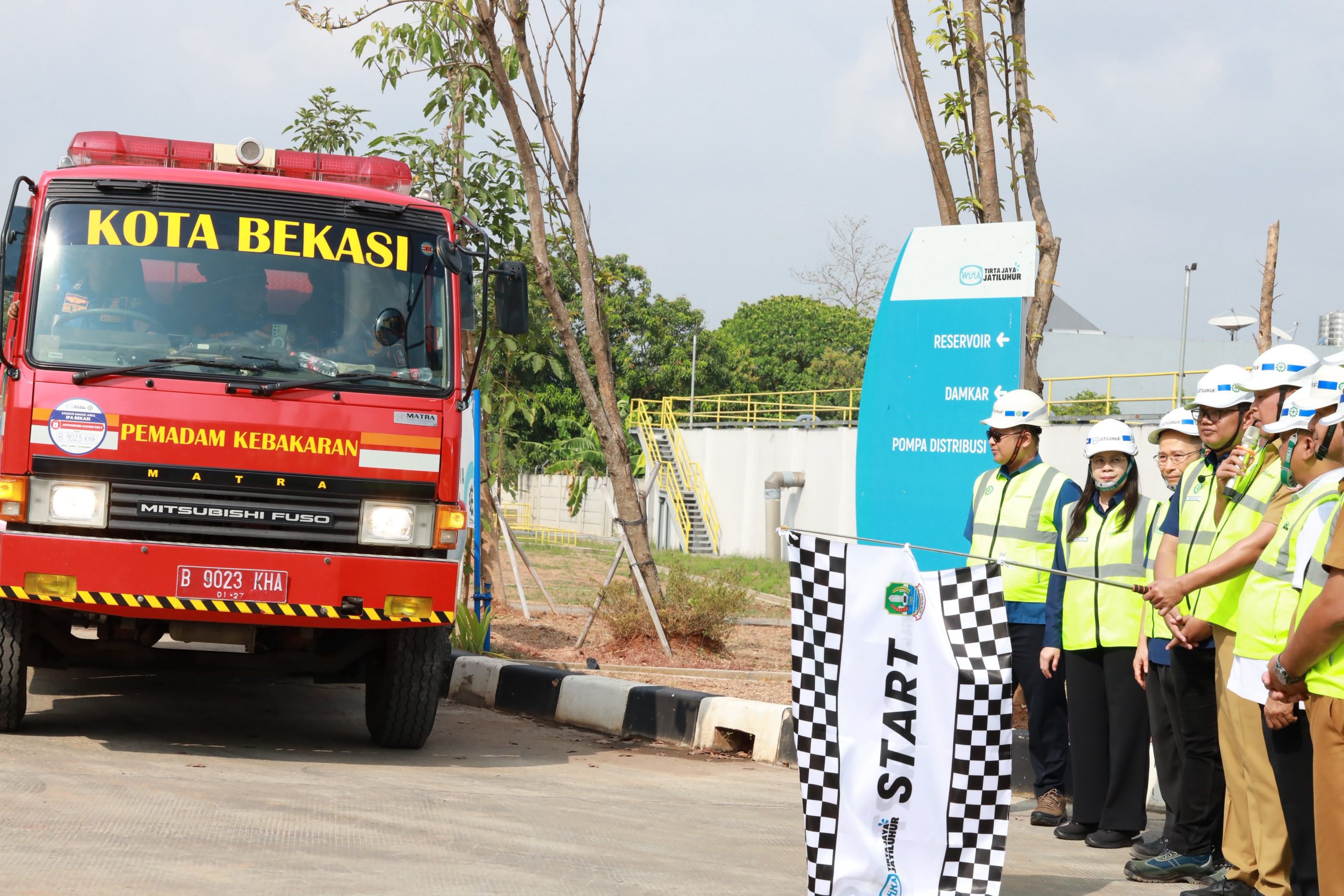Antisipasi Musim Kemarau, Pemkot Bekasi Lepas 11 Armada Water Trucking untuk Warga